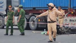 Vượt qua đầu container, cặp vợ chồng đi xe máy gặp nạn khiến 1 người tử vong: Camera ghi lại khoảnh khắc ám ảnh