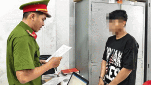 Vụ bé gái 9 tuổi bị 2 người lạ mặt cướp giật điện thoại: Chỉ một người bị tạm giam, lý do đằng sau?