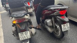 Xuất hiện 2 chiếc SH trùng biển số, thản nhiên đi ngang hàng nhau ở Hà Nội: Biển giả hay ảnh ghép?