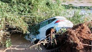 Đắk Lắk: Rợn cảnh ô tô chở 2 người trôi xiết theo dòng nước lũ