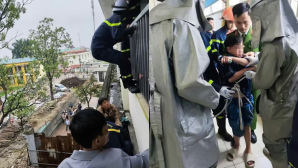 Thót tim cảnh giải cứu một em học sinh tiểu học bị kẹt ngoài lan can trường học