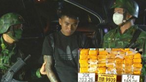 Ngụy trang ma túy và súng đã lên nòng trên chiếc xe Kia Carnival, công an truy tìm danh tính chủ xe