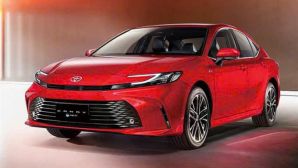 Toyota tung ưu đãi khủng tháng 11: Camry hybrid được hỗ trợ tới 100% lệ phí trước bạ
