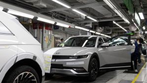 Hết thời 'được nâng đỡ', xe điện Hyundai và Kia rớt doanh số thảm hại