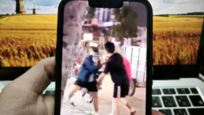 Hé lộ nguồn cơn 2 cặp nam nữ ẩu đả từ lòng đường lên vỉa hè ở TP.HCM, công an vào cuộc