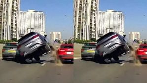 Hà Nội: Camera ghi lại khoảnh khắc ô tô con ‘leo’ lên đầu ô tô khác, gây tai nạn với 2 xe khác