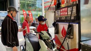 Dự báo giá xăng dầu ngày mai có thể tăng tiếp, biến động liên tục khi chính trị bất ổn