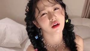 Trần Hà Linh mặc đồ gợi cảm quảng cáo game, gây tranh cãi mạng xã hội