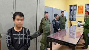 Làm rõ vụ việc phụ huynh giật dây chuyền vàng của bé gái lớp 1 khi đưa con tới trường