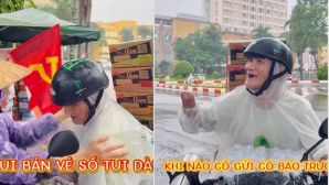 Cụ ông bán vé số ‘cõng’ mì đi cứu trợ, nói 1 câu làm cả đội thiện nguyện xúc động