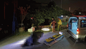 Người dân tá hỏa khi chứng kiến cảnh nam thanh niên bị đâm vào ngực, gục ngay trước cổng thôn