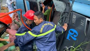 Nghẹt thở khoảnh khắc cảnh sát cắt cabin giải cứu 2 người trong đầu xe tải bẹp dúm ở Lâm Đồng