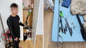 Kiểm tra phòng trọ của thanh niên 17 tuổi, công an bất ngờ khi phát hiện cả ‘kho’ vũ khí