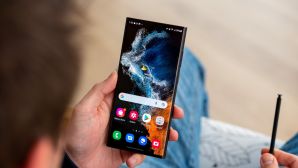 Đây là chiếc Galaxy S màn cong, kèm camera zoom quang 10x áp đảo iPhone 17 Pro Max giá dưới 10 triệu