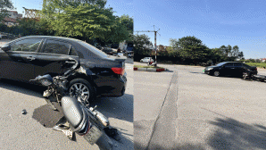 Camera ghi lại cảnh 2 thiếu niên lớp 9 không đội mũ bảo hiểm tông mạnh vào xe ô tô sang ở Hà Nội