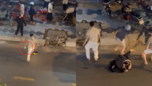 Bức xúc clip nhóm 5 người hỗn chiến trong đêm tại TP.HCM: Một thanh niên cầm gạch đập liên tiếp vào đầu nạn nhân 