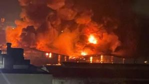 Hiện trường khói lửa bùng lên dữ dội, thiêu rụi 6.000m2 nhà xưởng sản xuất bỉm ở Bắc Ninh, thiệt hại tài sản khổng lồ