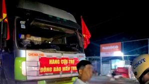 Bức xúc vụ việc chiếc xe container dán băng rôn ‘'hàng cứu trợ đồng bào miền Trung' để chở hàng quá tải trọng