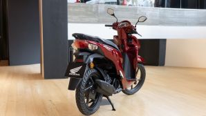 Honda chính thức ra mắt phiên bản mới của ‘Tiểu SH’ Vision, thêm màu sơn đẹp chưa từng có, giá 'mềm'