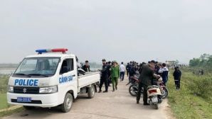 'Tóm gọn' 50 thanh niên tụ tập trước 'Cây Cô Đơn' để đu trend: Công an phát hiện gì tại hiện trường?