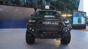 Bản Toyota Hilux đỉnh nhất từng xuất hiện: Công nghệ AI bắn hạ drone, cơ động như xe đặc nhiệm