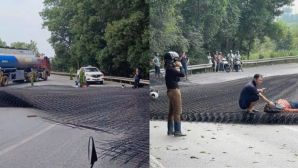 Đồng Nai: Xe đầu kéo làm hàng trăm lưới thép rơi, tình hình hiện tại của 2 người đi xe máy bị thương nặng 