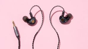 Xu hướng tai nghe có dây bùng nổ: Giới trẻ săn lùng vì chất âm hay, giá lại siêu mềm
