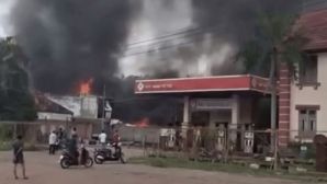 Kho cơ khí bốc cháy ngùn ngụt ngay sát cây xăng, TPHCM lại một phen thót tim