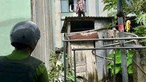 Khống chế người đàn ông cầm mảnh kính tự gây chảy máu gần ray tàu rồi leo lên mái nhà cố thủ