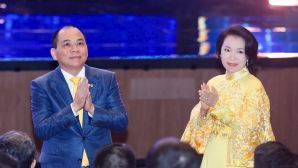 Sự đặc biệt trong khung hình 733 nghìn tỷ đồng của tỷ phú Phạm Nhật Vượng và vợ tại lễ trao giải VinFuture 2025