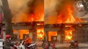 Hiện trường hỏa hoạn lớn trên phố Lò Đúc, Hà Nội, cửa hàng bị thiêu rụi hoàn toàn 