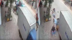 Khoảnh khắc xe taxi mất lái tông thẳng vào 4 người đứng bên đường: Tình trạng các nạn nhân hiện tại?