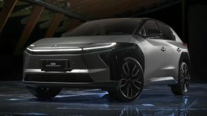 Toyota bZ4X ‘đốt nóng’ đường đua SUV điện: Thiết kế hiện đại, vận hành 570 km, giá từ 1,2 tỷ đồng