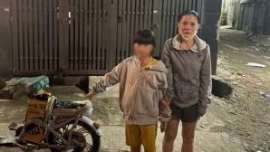 Chân dung người phụ nữ cướp đôi bông tai vàng của bé gái khi đang chơi trong hẻm ở TP.HCM