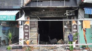 Sau tiếng nổ lớn, ngôi nhà 3 tầng ở Quy Nhơn bốc cháy dữ dội, chủ nhà thoát nạn nhờ may mắn