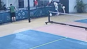 Clip người đàn ông 32 tuổi rơi xuống đất tử vong khi chơi pickleball ở sân thượng khiến nhiều người bàng hoàng
