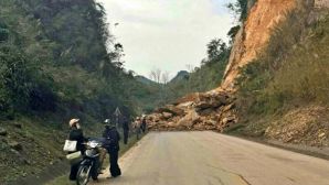 Hiện trường kinh hoàng sạt lở Quốc lộ 6 tại Mai Châu Phú Thọ: Nghi có xe máy bị vùi lấp, khẩn trương tìm kiếm!