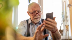 Chốt ngay những mẫu iPhone dưới 5 triệu đồng nên mua cho người lớn tuổi