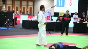 Trọng tài bỏ mặc VĐV Việt Nam nằm bất động, BTC SEA Games khẳng định 'hành vi ăn vạ'