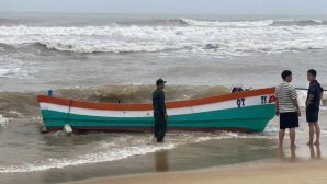 Quảng Trị: Phát hiện tàu cá vô chủ dạt vào bờ biển, công an đã xác định danh tính chủ phương tiện