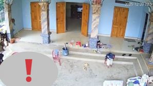 Lan truyền đoạn clip nghi vấn cụ ông dùng dao xuống tay dã man với người đàn ông nằm bất động trên nền nhà