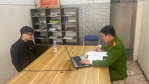 Nam thanh niên tạt dung dịch tẩy bồn cầu vào mặt người yêu, lời khai hé lộ lý do gây phẫn nộ