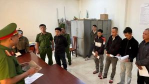 Đắk Lắk: Bố mẹ và con trai cùng bị khởi tố vì cầm hung khí đánh nhau với hàng xóm