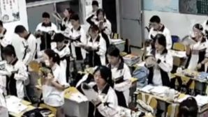 Đưa con đến trường từ 6h15 vẫn bị phê bình: Quy định giờ học gây tranh cãi dữ dội