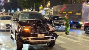 Hiện trường 5 phương tiện tông liên hoàn trên phố ở Hà Nội khiến 2 người bị thương, nguyên nhân từ 1 chiếc ô tô