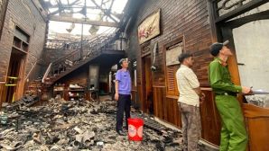 Căn nhà ở Đắk Lắk bốc cháy dữ dội, người bố bất lực nhìn tài sản bị thiêu rụi, nghi vấn con trai phóng hỏa