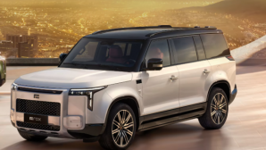 ‘Đe nẹt’ Land Rover Defender: SUV địa hình hơn 5 mét, nội thất sang chảnh, 469 mã lực trình làng