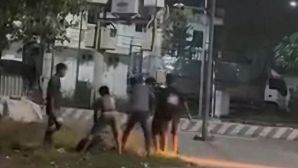 Vụ hành hung hội đồng trên đường TPHCM: Nạn nhân co ro chịu trận, liên tục van xin