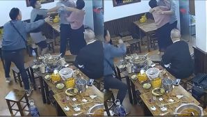 Thông tin sốc về người đàn ông Trung Quốc say xỉn sàm sỡ nữ chủ quán: Đã nhiều lần động tay chân