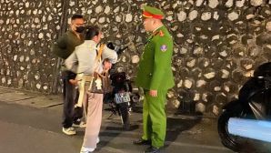 Phát hiện người phụ nữ địu con lên cầu Bãi Cháy định làm điều dại dột, lý do nghe vừa giận vừa thương